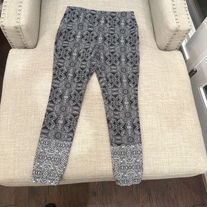 CHICOS WOMENS ZENERGY BLACK AND WHITE PRINT KNIT PANT SIZE 1 LEGGING